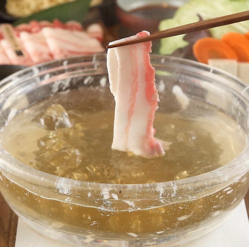水晶鍋にあぐー豚をくぐらせるしゃぶしゃぶ